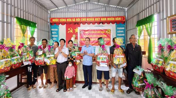 Mang Tết yêu thương đến người dân khó khăn